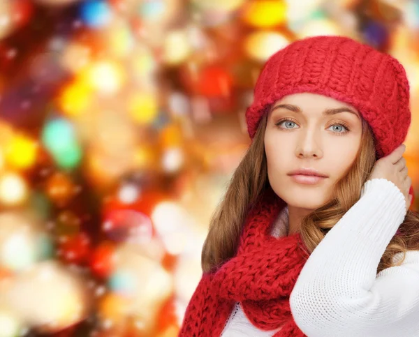 Giovane donna in abiti invernali — Foto Stock