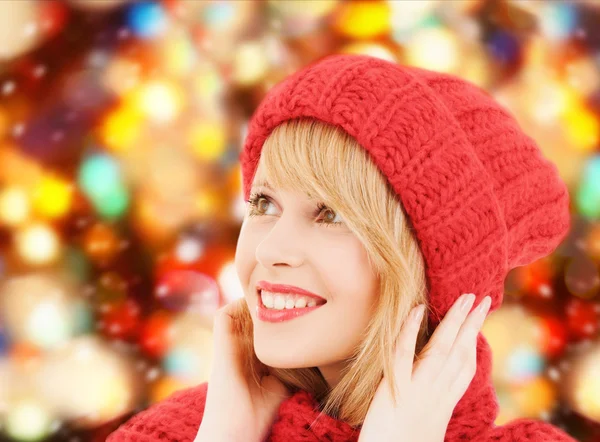 Sorrindo jovem mulher em roupas de inverno — Fotografia de Stock