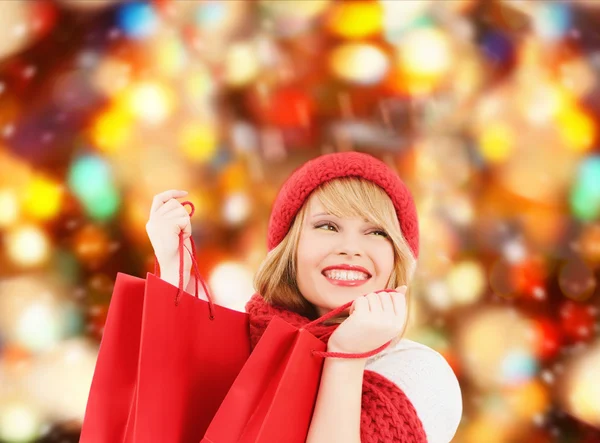 Jeune femme souriante avec des sacs à provisions — Photo