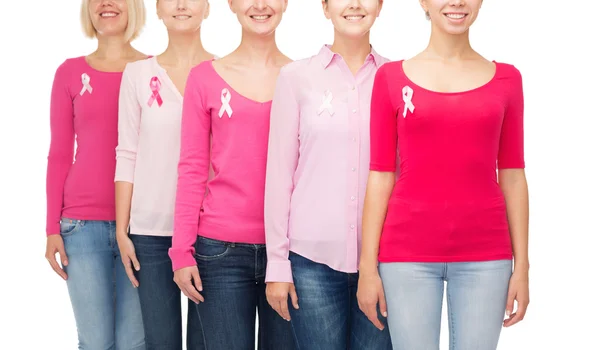 Close up de mulheres com fitas de conscientização do câncer — Fotografia de Stock