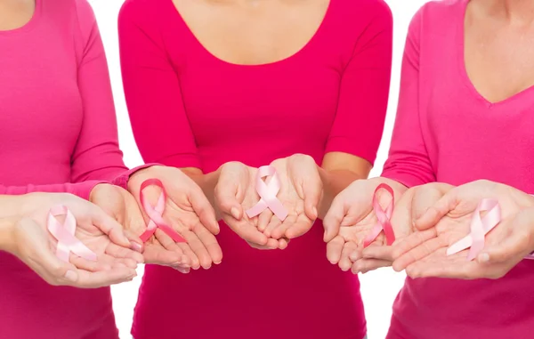 Primo piano delle donne con nastri di sensibilizzazione sul cancro — Foto Stock