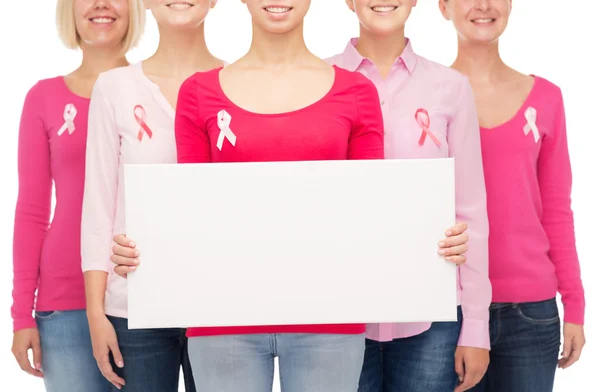 Närbild på kvinnor med cancer medvetenhet band — Stockfoto