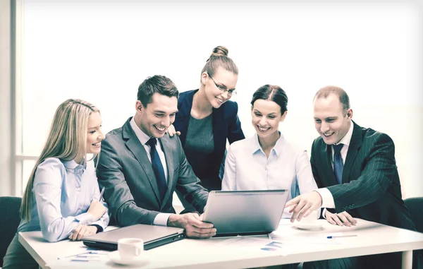 Üzleti csapat, miután megbeszélést laptop — Stock Fotó