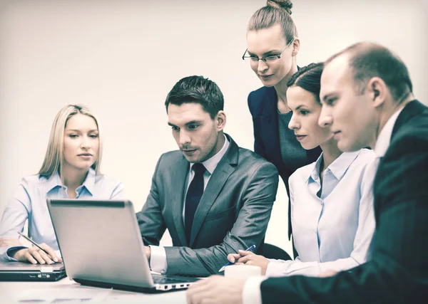 Equipe de negócios com laptop tendo discussão — Fotografia de Stock