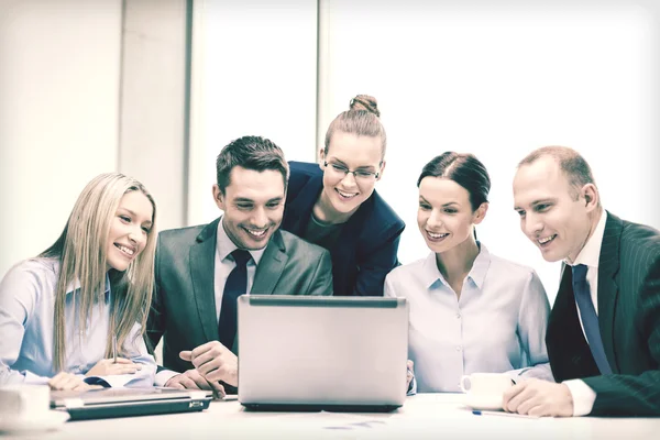 Equipo de negocios con portátil teniendo discusión — Foto de Stock