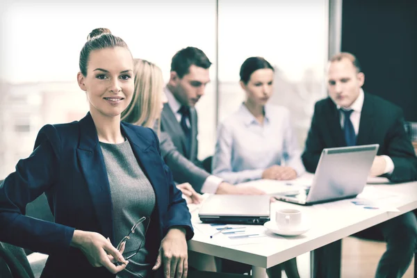 Empresaria con gafas con equipo en la espalda —  Fotos de Stock