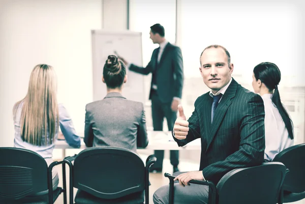 Zakenman met team duimen opdagen in office — Stockfoto