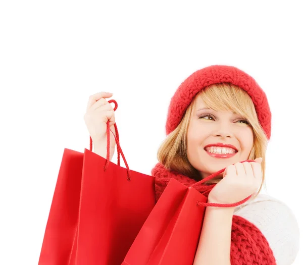 Sorrindo jovem mulher com sacos de compras — Fotografia de Stock
