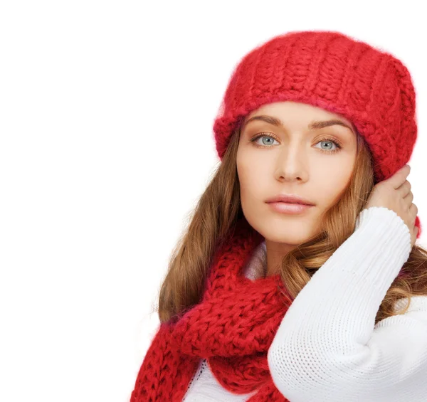 Junge Frau in Winterkleidung — Stockfoto