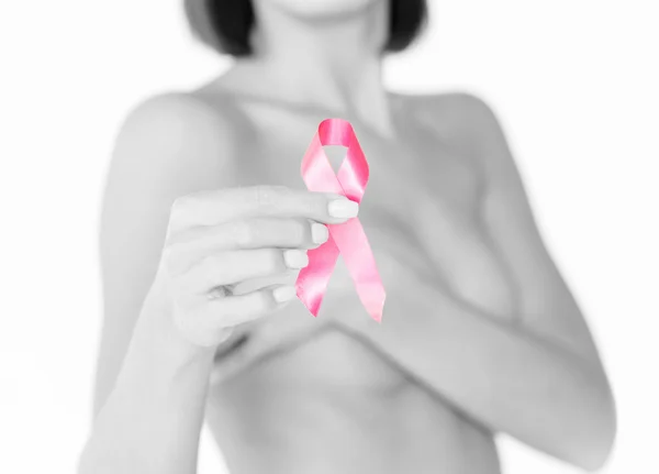 Ręka trzyma wstążka świadomości raka piersi różowy — Zdjęcie stockowe