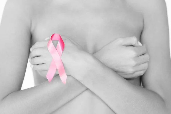 Donna nuda con nastro di consapevolezza del cancro al seno — Foto Stock