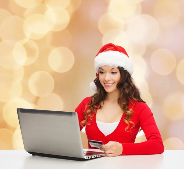 Mulher sorridente com cartão de crédito e laptop — Fotografia de Stock