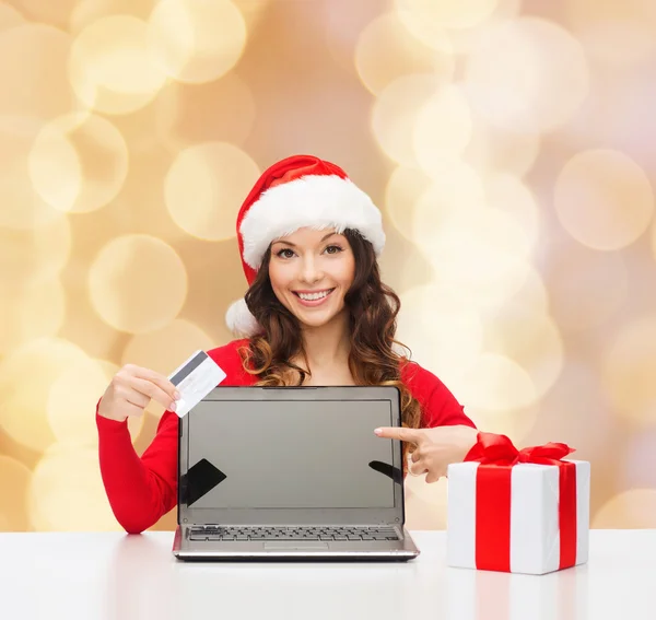 Donna sorridente con carta di credito e laptop — Foto Stock
