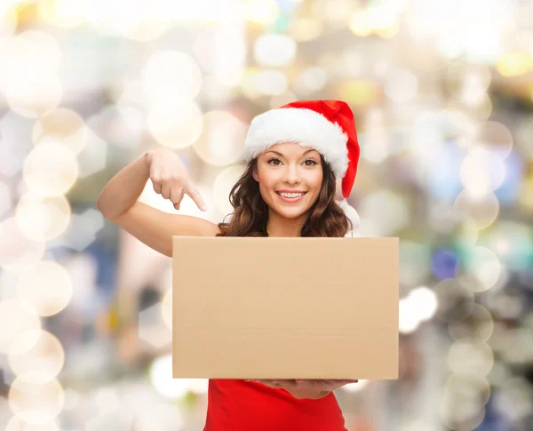 Mujer sonriente en sombrero de ayudante de santa con caja de paquete — Foto de Stock