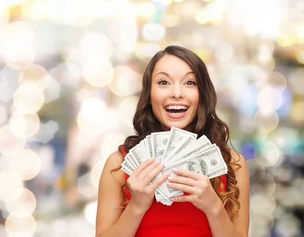 Mujer en vestido rojo con nosotros dinero del dólar — Foto de Stock