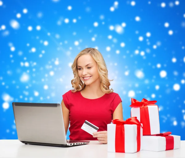 Smiling woman with credit card and laptop — Stock Photo, Image