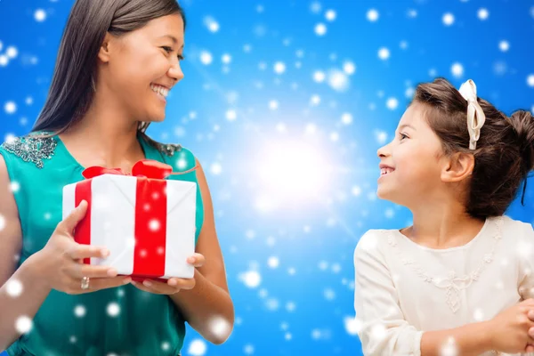 Madre feliz y niña con caja de regalo — Foto de Stock