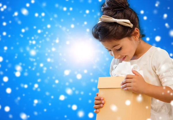 Sorrindo menina com caixa de presente — Fotografia de Stock