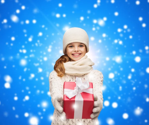 Träumendes Mädchen in Winterkleidung mit Geschenkbox — Stockfoto