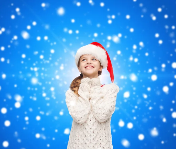 Soñando chica en santa helper sombrero — Foto de Stock