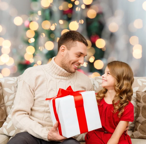 Smiling father and daughter with gift box — Stock Photo, Image