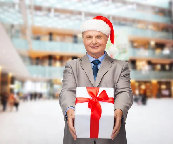 礼品套装和圣诞老人帮手帽子的男人微笑着 — 图库照片