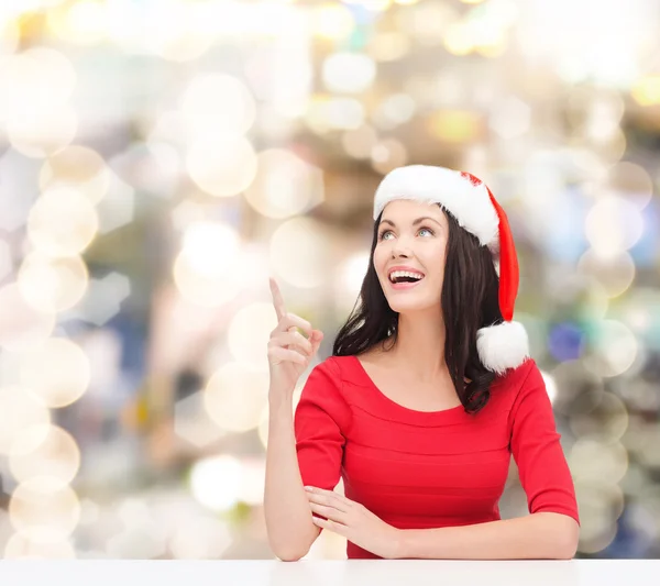 Mujer sonriente en sombrero de ayudante de santa —  Fotos de Stock