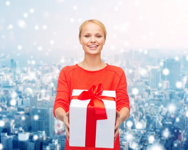 Mujer sonriente en ropa roja con caja de regalo Imagen De Stock