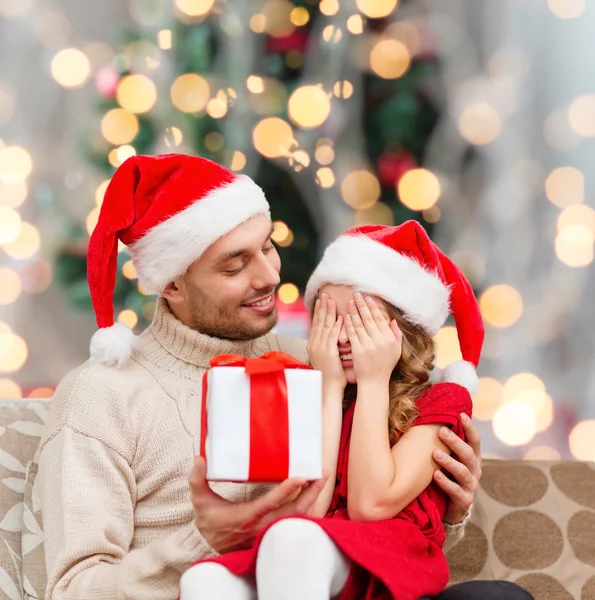 Leende dotter väntar present från pappa — Stockfoto