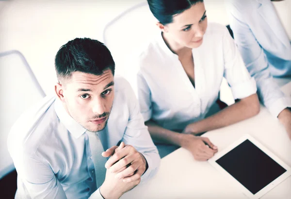 Hombre de negocios serio en la reunión en el cargo — Foto de Stock