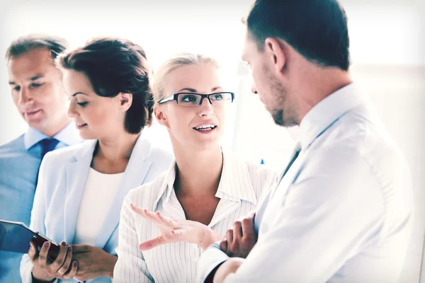 Man och kvinna med diskussion i office — Stockfoto