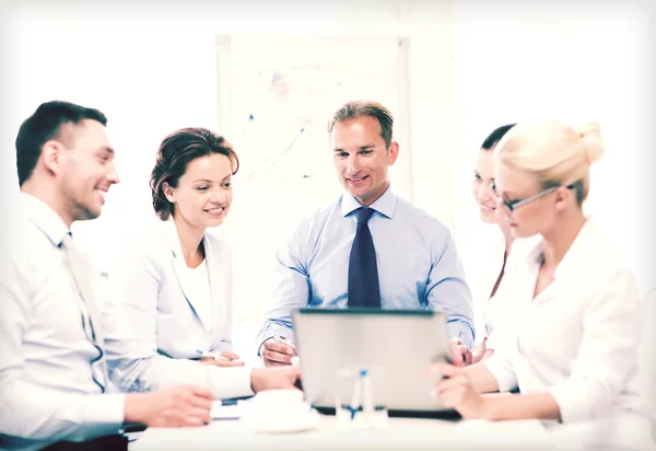 Zakelijke team met vergadering in kantoor — Stockfoto