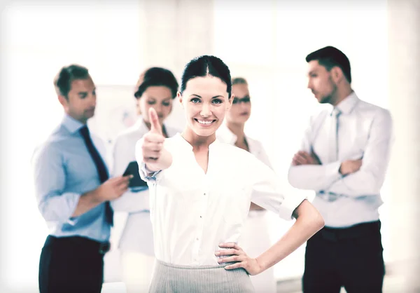 Empresaria en la oficina mostrando los pulgares hacia arriba — Foto de Stock