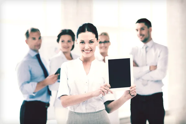 Femme d'affaires avec tablette PC dans le bureau — Photo