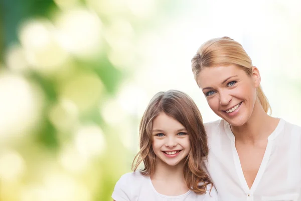 Mère souriante et petite fille — Photo