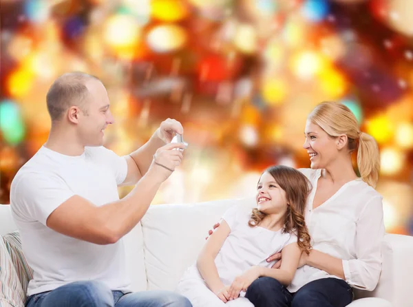 Boldog családot kamerát otthon — Stock Fotó