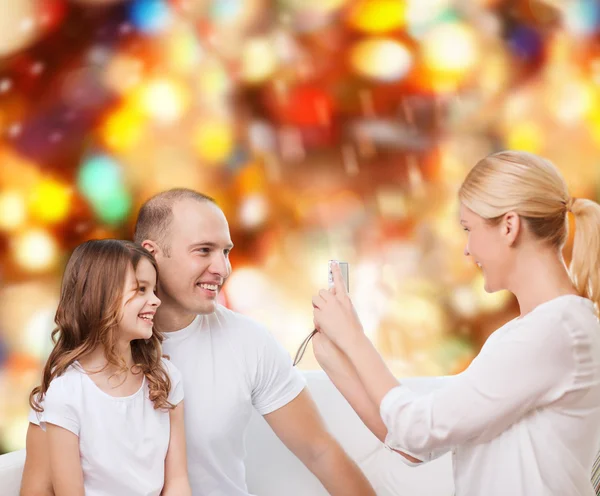 Familia feliz con la cámara en casa — Foto de Stock