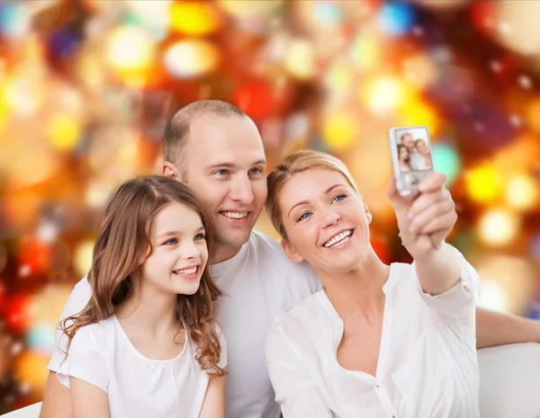 Familia feliz con la cámara en casa — Foto de Stock