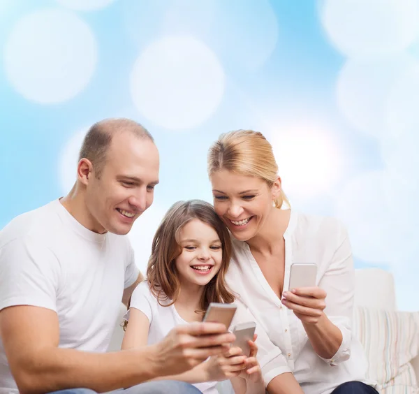 Familia feliz con smartphones —  Fotos de Stock