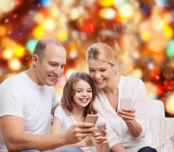 Lycklig familj med smartphones — Stockfoto