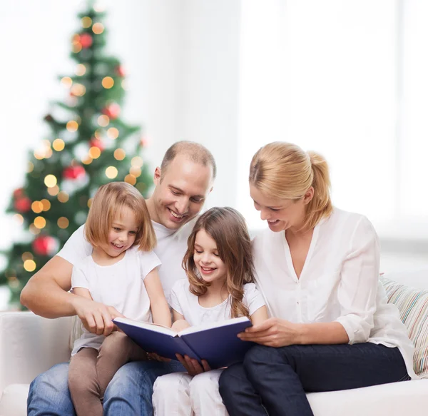 Familia feliz con libro en casa — Foto de Stock