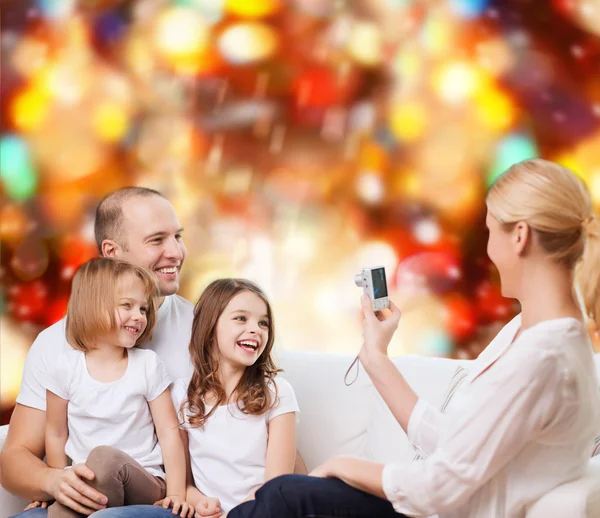 Met camera thuis en gelukkige familie — Stockfoto