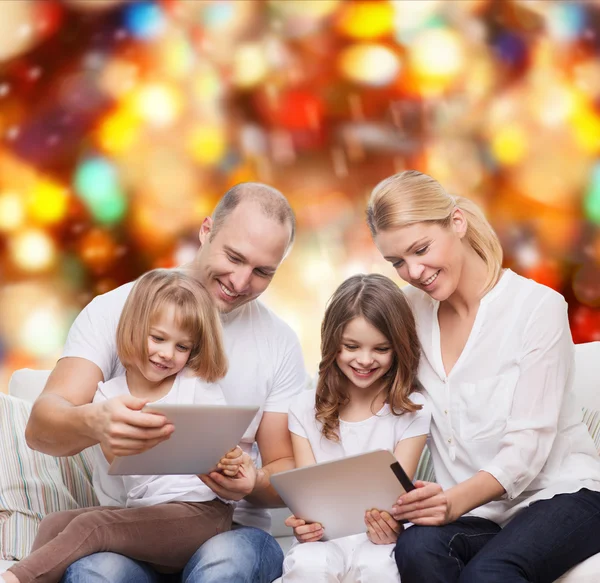 Glückliche Familie mit Tablet-Computern — Stockfoto