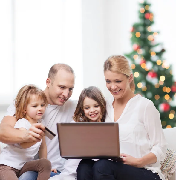 Familia feliz con ordenador portátil — Foto de Stock