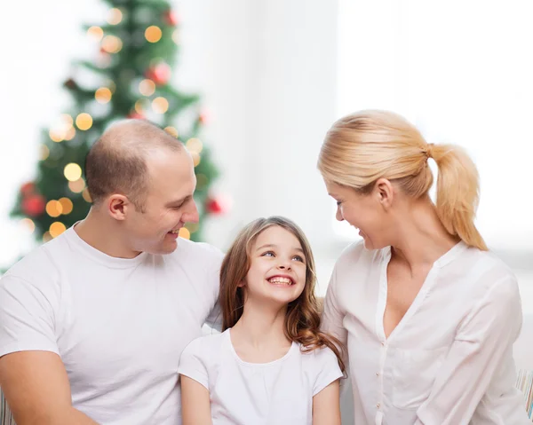 Glückliche Familie zu Hause — Stockfoto