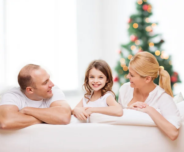 Família feliz em casa — Fotografia de Stock