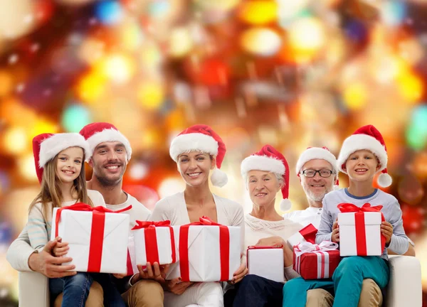 Família feliz em santa helper chapéus com caixas de presente — Fotografia de Stock