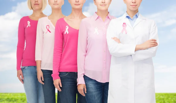 Nahaufnahme von Frauen mit Krebsinformationsbändern — Stockfoto