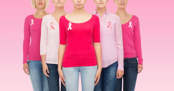 Primer plano de las mujeres con cintas de sensibilización contra el cáncer — Foto de Stock