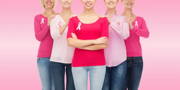 Închiderea femeilor cu panglici de conștientizare a cancerului — Fotografie, imagine de stoc